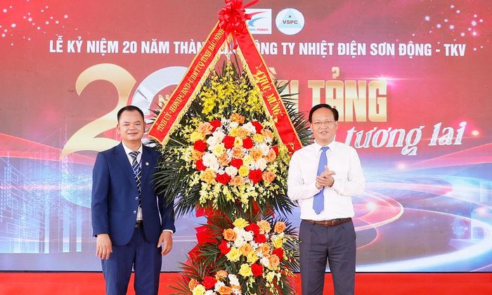Đồng chí Phạm Văn Thịnh trao lẵng hoa của Tỉnh ủy - HĐND - UBND tỉnh chúc mừng Công ty Nhiệt điện Sơn Động - TKV.