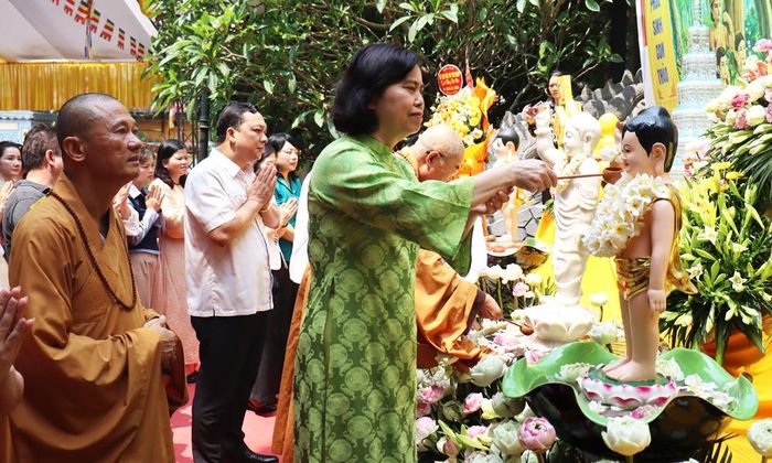  Đồng chí Trần Thị Hằng thực hiện nghi thức tắm Phật tại Đại lễ Phật đản. 