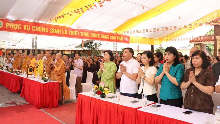  Các đại biểu thành kính niệm Phật cầu gia bị. 
