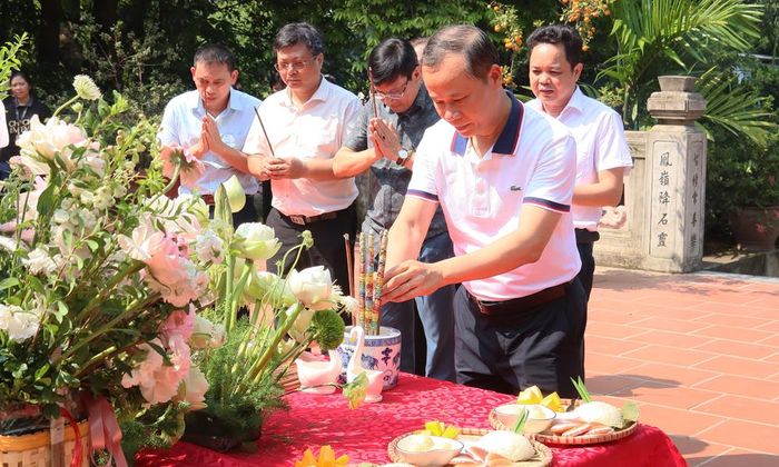  Đồng chí Mai Sơn tham gia thực hiện các nghi thức khai máy bộ phim điện ảnh "Chị chị em em 3". 