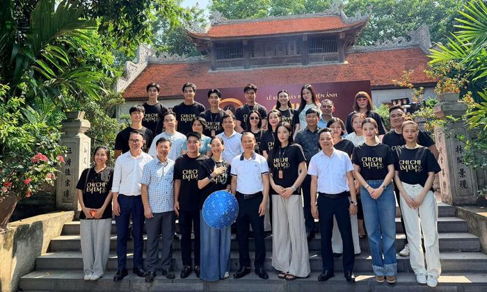 Các đại biểu chụp ảnh lưu niệm cùng đoàn làm phim. 
