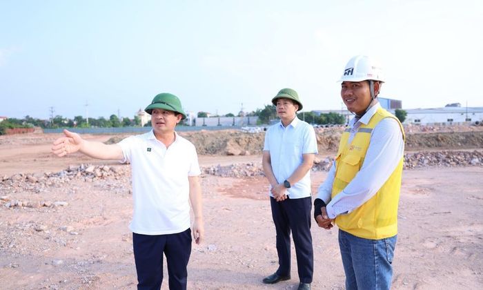  Đồng chí Phạm Hoàng Sơn kiểm tra tiến độ tại khu vực tái định cư thuộc Dự án Sân bay Gia Bình. 