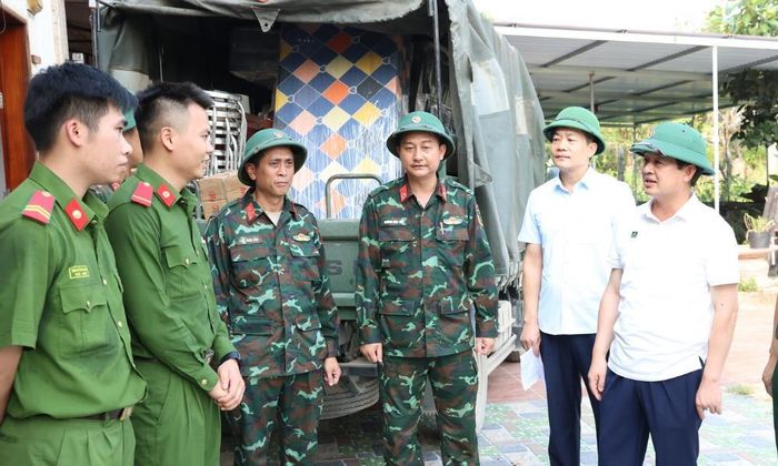  Đồng chí Phạm Hoàng Sơn động viên lực lượng công an, quân đội hỗ trợ tại thôn Ngô Thôn. 