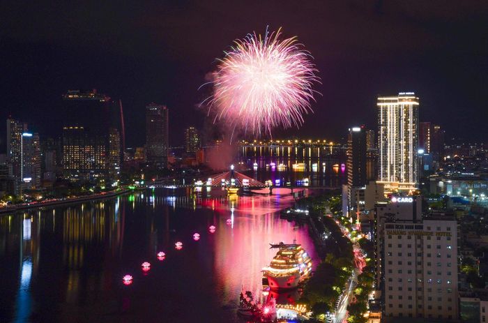 Những tầng pháo hoa nối tiếp nhau tạo nên bản hòa ca ánh sáng đầy cuốn hút. Ảnh: NGUYỄN XUÂN HÀ