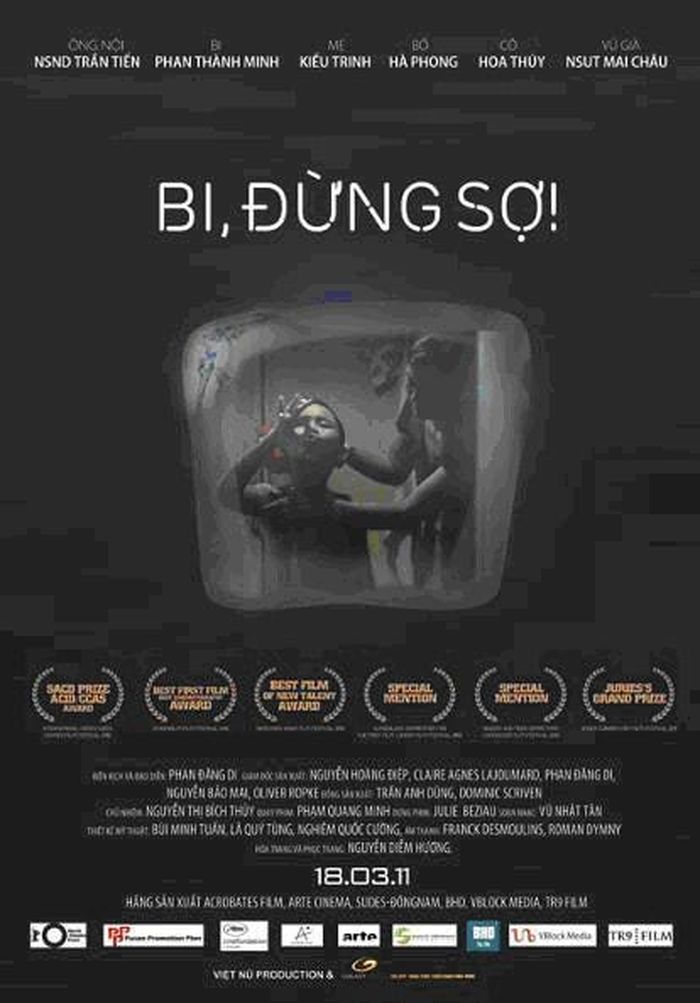 "Bi, đừng sợ!" mượn đôi mắt nhìn của cậu bé con 6 tuổi để miêu tả về thế giới người lớn cùng những phức tạp của nó.