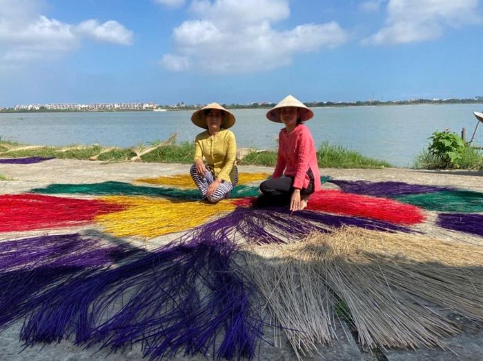 Với trí sáng tạo và bàn tay tài hoa, chị Phạm Thị Công pha trộn, tạo ra đa dạng màu sắc để nhuộm cói. Ảnh: LAM PHƯƠNG
