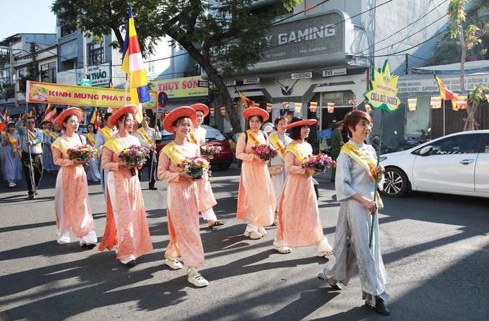 Đồng bào Phật tử Đà Nẵng thành kính, trang nghiêm tham dự Đại lễ Phật đản. Ảnh: ĐẮC MẠNH