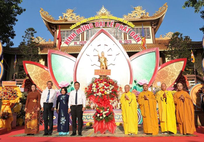 Lãnh đạo thành phố tặng hoa chúc mừng Đại lễ Phật đản Phật lịch 2570. Ảnh: ĐẮC MẠNH