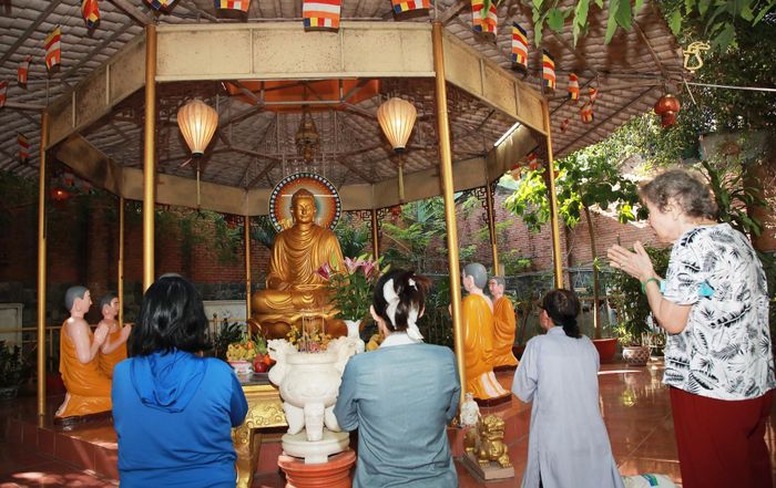 Đồng bào Phật tử Đà Nẵng kính mừng Phật đản. Ảnh: ĐẮC MẠNH