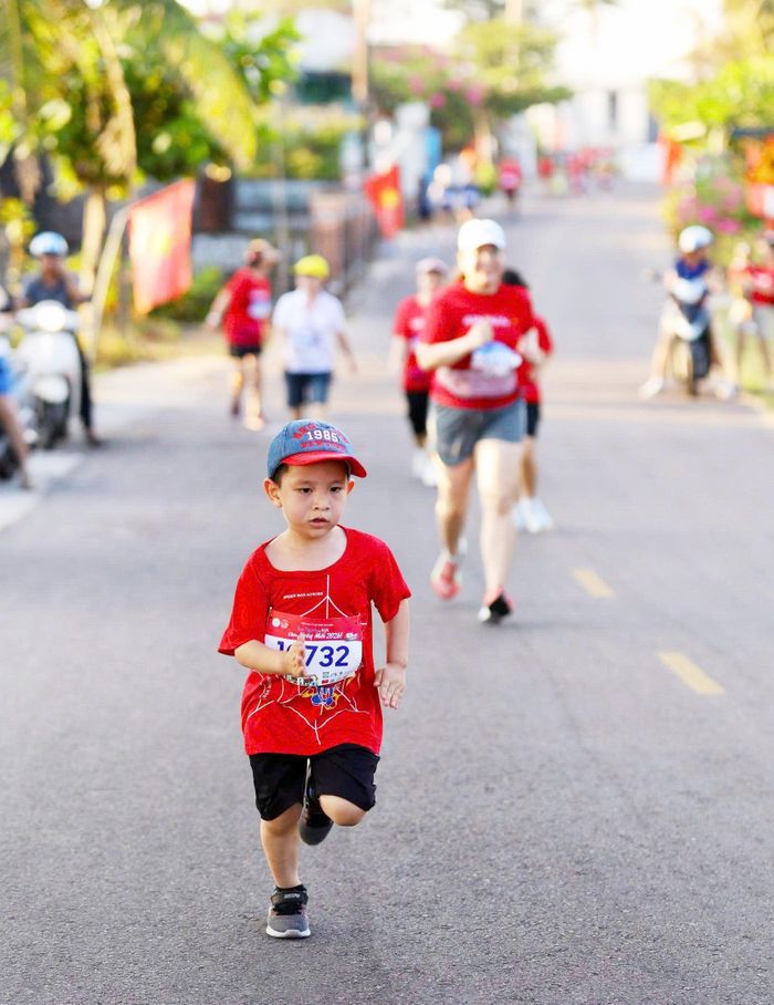 Một vận động viên nhí tham gia cự ly 5km. Ảnh: PHAN VINH