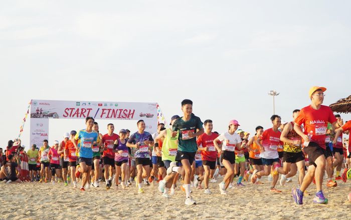Ngày chạy vì sức khỏe cộng đồng “Tam Thanh cùng AIA chào ngày mới 2026” thu hút hơn 2.200 vận động viên tham gia. Ảnh: PHAN VINH