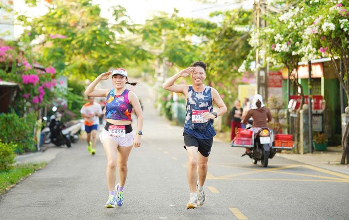 Các vận động viên chuyên nghiệp tạo khoảng cách khá xa với những vận động viên cùng tham gia giải. Ảnh: PHAN VINH