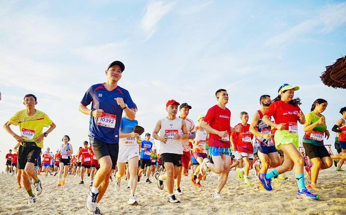 Các vận động viên có đoạn xuất phát khoảng 300m đường chạy trên bãi cát biển. Ảnh: PHAN VINH