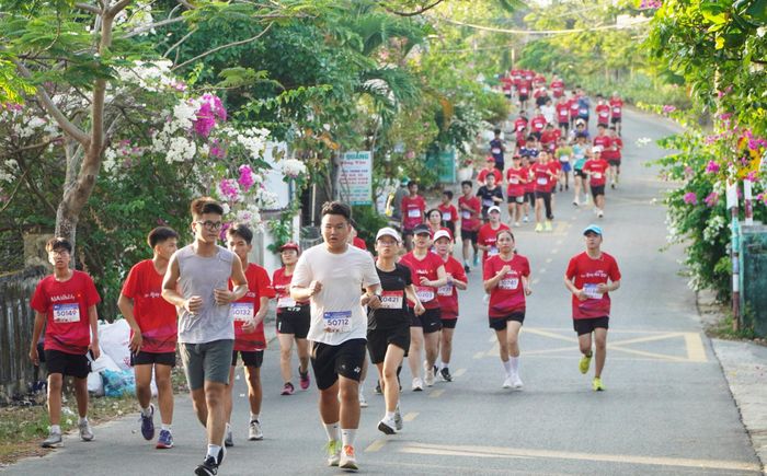 Các vận động viên chạy trên cung đường ngang qua làng bích họa Tam Thanh. Ảnh: PHAN VINH