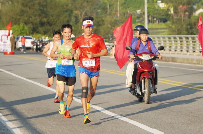 Các vận động viên nỗ lực trên từng bước chạy. Ảnh: PHAN VINH