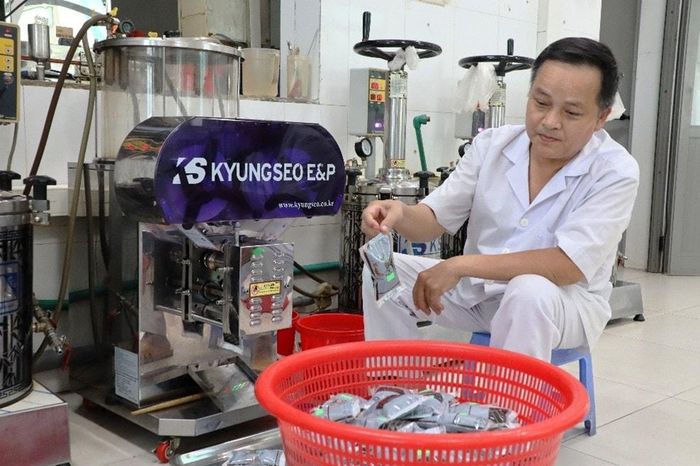 Công đoạn đóng gói sau khi thuốc được sắc xong. Ảnh: N.H