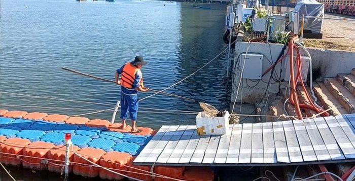 Công nhân thu gom rác ở ven bờ và trên mặt nước sông Hàn vào sáng 31/5. Ảnh: HOÀNG HIỆP