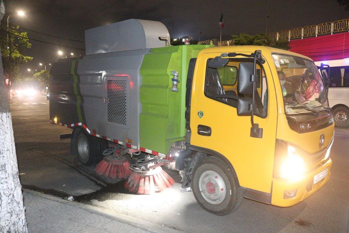 Xe quét đường tiếp tục làm sạch các tuyến phố sau khi được thu gom rác thô. Ảnh: HOÀNG HIỆP