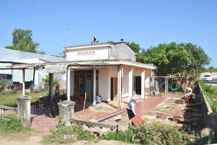 Ngày 28/5, hộ ông Huỳnh Văn Nhiêu (thôn Diêm Điền, xã Tam Xuân) tháo dỡ nhà cửa, vật kiến trúc để bàn giao mặt bằng. Ảnh: CÔNG TÚ