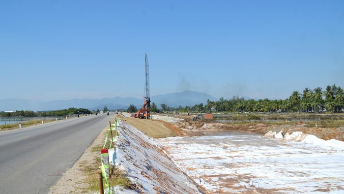 Một đoạn thi công xử lý nền đất yếu có thời gian chờ lún 565 ngày. Ảnh: CÔNG TÚ