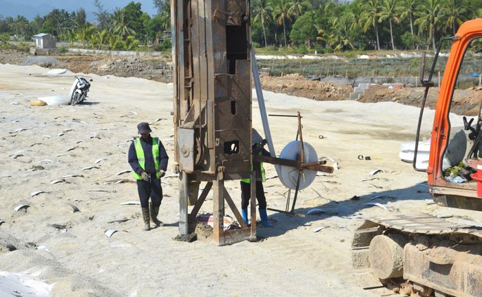 Khoan cắm bấc thấm để xử lý nền đất yếu. Ảnh: CÔNG TÚ