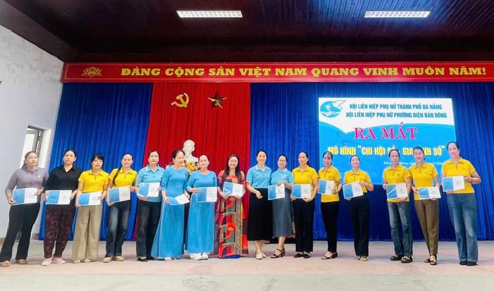 Ra mắt mô hình “Chi hội số - Gia đình số” khối phố Cẩm Sa. Ảnh: KHÁNH LINH