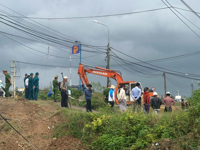 Người dân xã Hòa Vang bàn giao mặt bằng cho dự án cải tạo, nâng cấp quốc lộ 14B. Ảnh: XUÂN SƠN