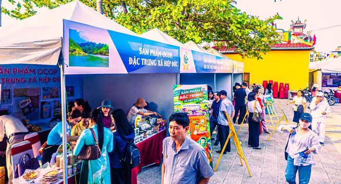 Người dân và du khách tham quan, mua sắm ở các gian hàng giới thiệu sản phẩm OCOP tại Lễ Cầu ngư Sơn Trà 2026