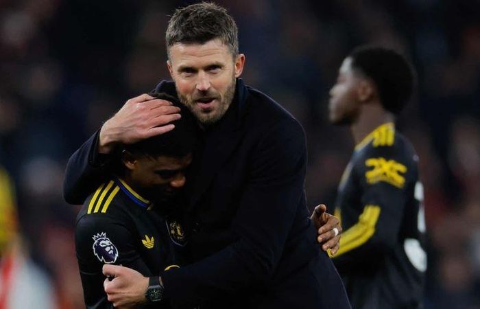 Carrick giúp MU ghi 3 bàn vào lưới Arsenal.