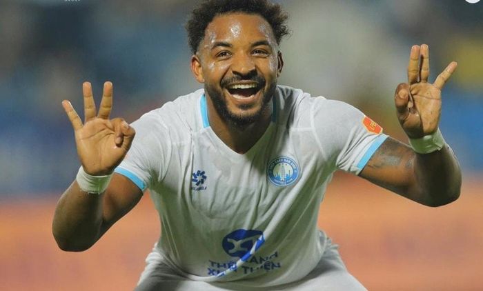 Nguyễn Xuân Son ăn mừng niềm vui với cú hat-trick sau chuỗi trận khô hạn bàn thắng. Ảnh: CLB Nam Định.