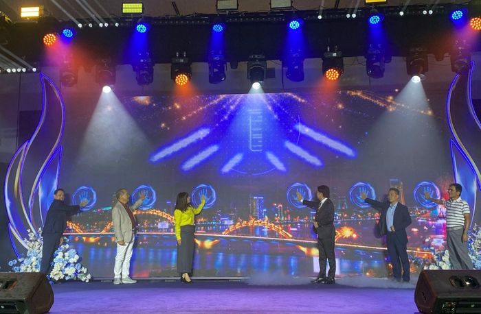 Nghi thức kỷ niệm 20 năm thành lập Hiệp hội Quảng cáo thành phố Đà Nẵng. Ảnh: KHÁNH LINH