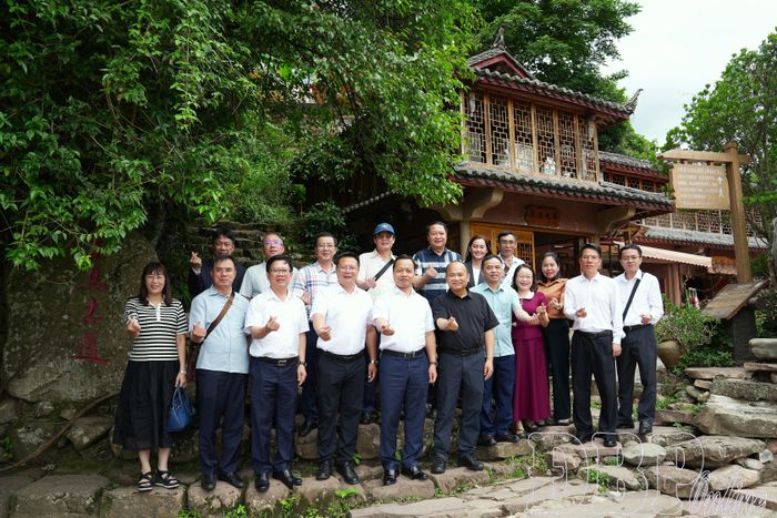 Đoàn đại biểu tỉnh Điện Biên khảo sát mô hình du lịch cộng đồng tại thôn Nạp Kha Lý, huyện Ninh Nhĩ, thành phố Phổ Nhĩ, tỉnh Vân Nam.