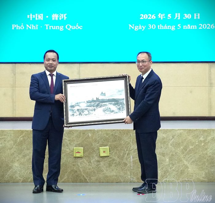 Bí thư Tỉnh ủy Trần Tiến Dũng trao tặng Bí thư Thành ủy Phổ Nhĩ bức tranh Chiến thắng Điện Biên Phủ.