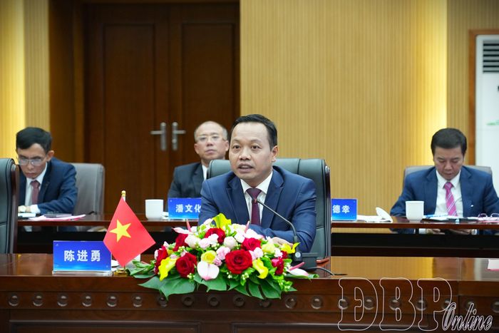 Đồng chí Trần Tiến Dũng, Ủy viên BCH Trung ương Đảng, Bí thư Tỉnh ủy, Trưởng đoàn ĐBQH tỉnh Điện Biên phát biểu tại buổi làm việc.