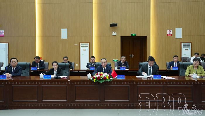 Đại biểu Thành ủy Phổ Nhĩ tham dự buổi làm việc.