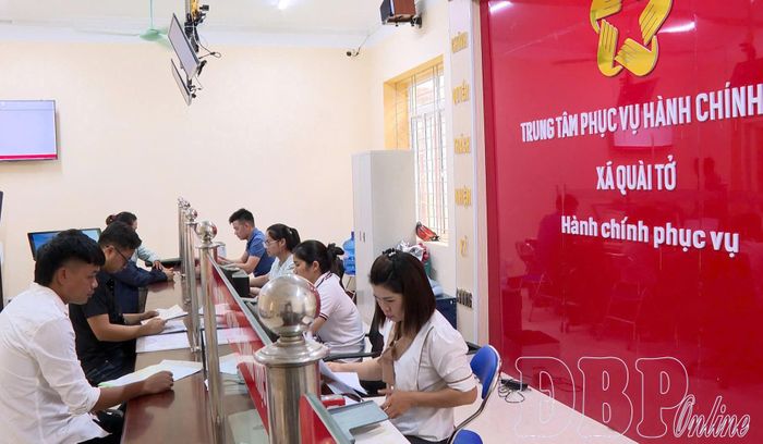 Cán bộ Trung tâm Phục vụ hành chính công xã Quài Tở giải quyết hồ sơ thủ tục cho người dân.