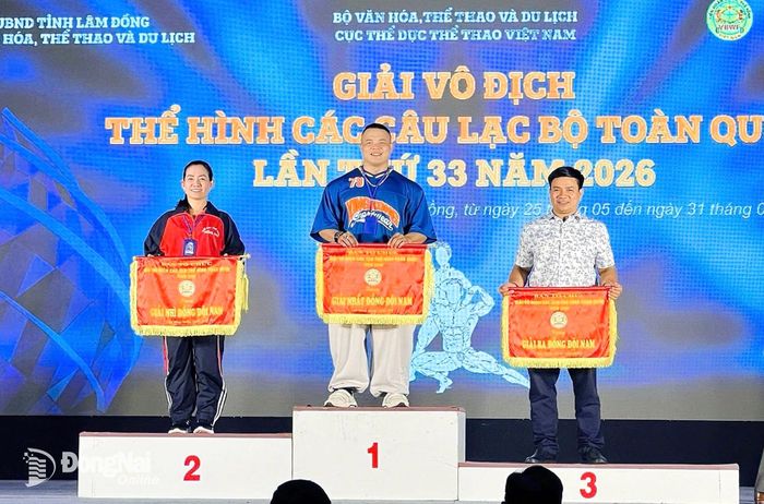 Thành phố Đồng Nai nhận cờ hạng nhì đồng đội nữ. Ảnh: ĐVCC
