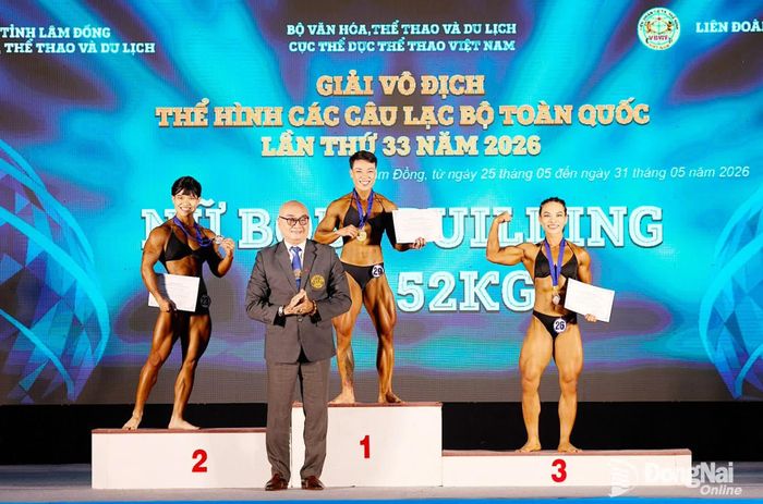 Vận động viên thành phố Đồng Nai Nguyễn Ngọc Ngân Thể trên bục hạng cân đến 52kg nữ. Ảnh: ĐVCC