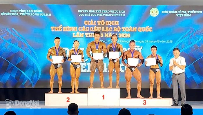 Cặp Nguyễn Quỳnh Trang - Đào Trung Trường (thành phố Đồng Nai) trên bục nhận huy chương vàng đôi nam nữ hạng cân đến 49kg. Ảnh: ĐVCC
