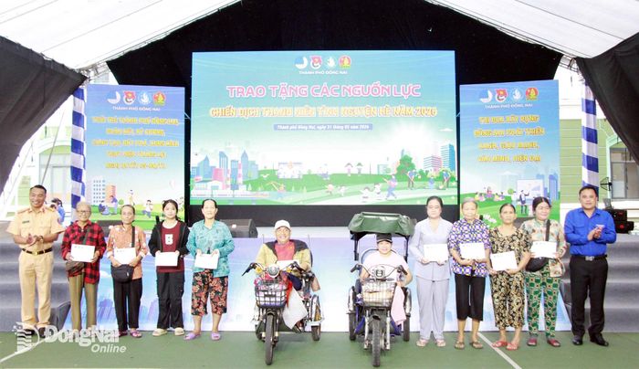 Đại diện Thành đoàn và Phòng Cảnh sát giao thông Công an thành phố Đồng Nai trao quà cho các hộ gia đình có hoàn cảnh khó khăn. Ảnh: Nga Sơn
