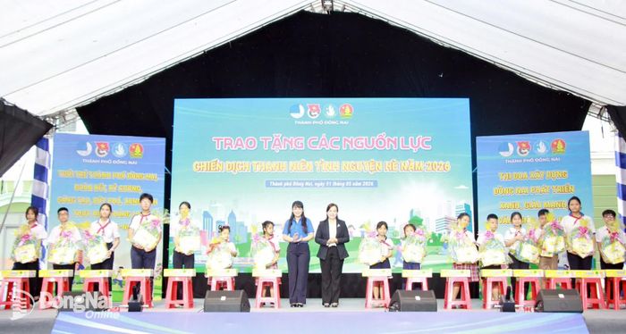 Thành ủy viên, Phó Trưởng ban Thường trực Ban Tuyên giáo và Dân vận Thành ủy Nguyễn Thị Hồng Trang và đại diện Thành trao học bổng cho các em học sinh. Ảnh: Nga Sơn