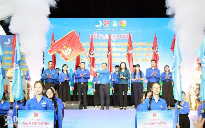 Đồng chí Huỳnh Thị Hằng, Phó Bí thư Thành ủy, Chủ tịch Ủy ban MTTQ Việt Nam thành phố trao cờ lệnh cho Ban chỉ huy chiến dịch Thanh niên tình nguyện hè. Ảnh: Nga Sơn