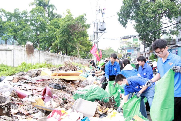Đoàn viên, thanh niên ra quân ra quân xử lý điểm đen về rác thải tại phường Tam Hiệp. Ảnh: Nga Sơn