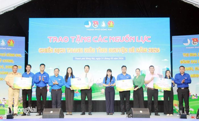 Thường trực Thành đoàn và các đơn vị đồng hành trao nguồn lực cho đoàn xã, phường. Ảnh: Nga Sơn