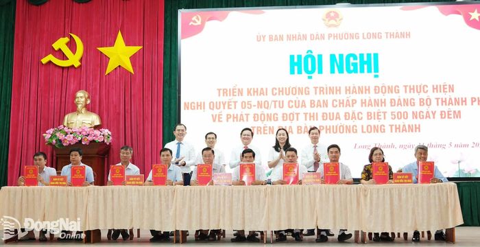Đại diện lãnh đạo các khu phố trên địa bàn phường ký cam kết thi đua tại hội nghị. Ảnh: CTV