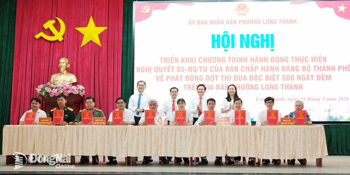 Đại diện lãnh đạo các cơ quan, đơn vị ký cam kết thi đua tại hội nghị. Ảnh: CTV