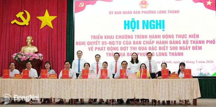 Đại diện lãnh đạo các trường học trên địa bàn phường ký cam kết thi đua tại hội nghị. Ảnh: CTV