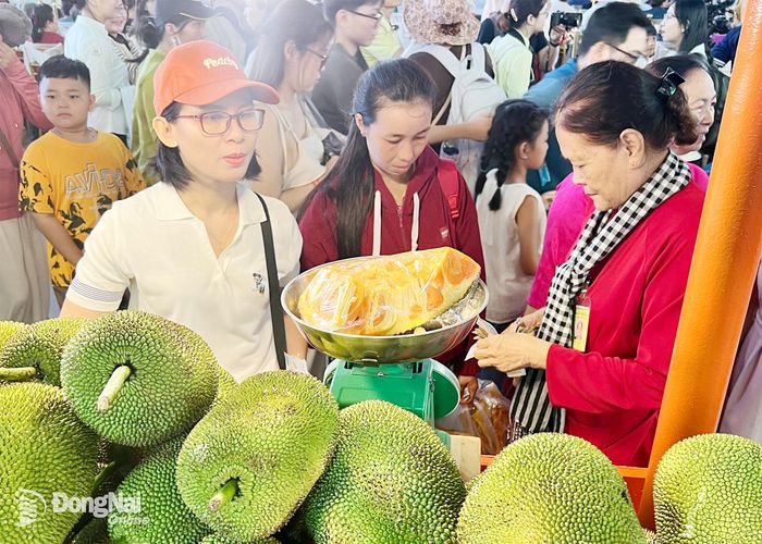 Du khách chọn mua các loại mít đặc sản tại Lễ hội trái cây Nam Bộ năm 2026. Ảnh: Hải Quân