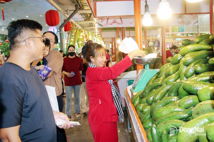 Các gian hàng trái cây đặc sản thu hút đông đảo du khách trong ngày khai mạc Lễ hội trái cây Nam Bộ năm 2026. Ảnh: Hải Quân