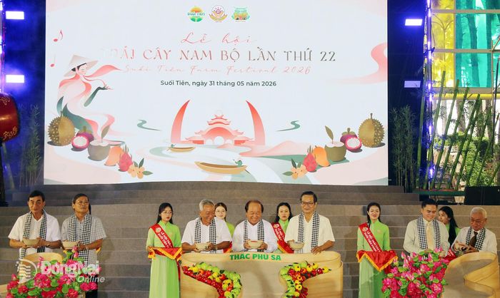 Các đại biểu thực hiện nghi thức khai mạc Lễ hội trái cây Nam Bộ lần thứ 22 với chủ đề Thanh âm dòng phù sa - Dòng chảy nguồn cội - Tiếp nối văn hóa. Ảnh: Hải Quân